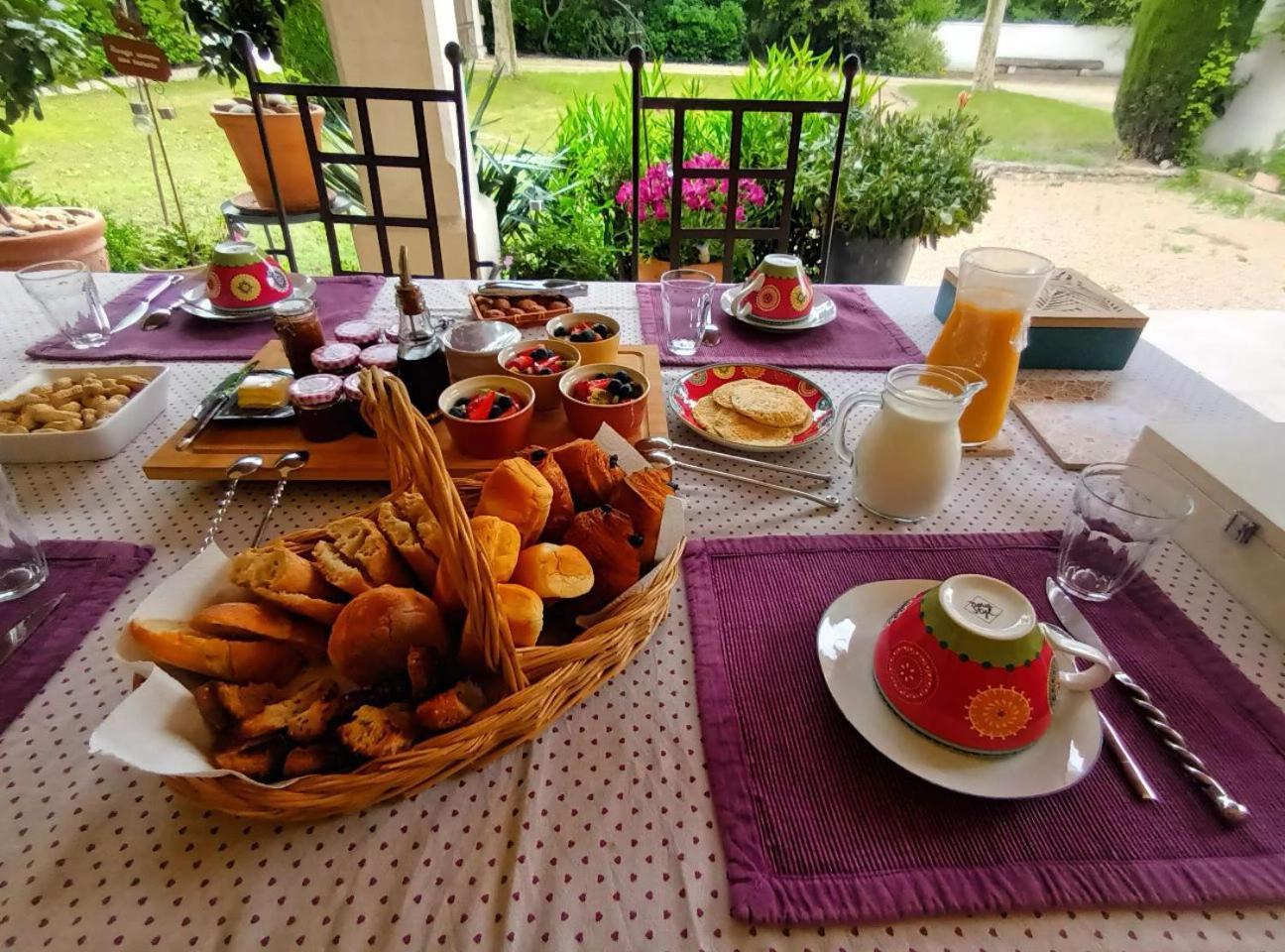 La Goutadou Bed & Breakfast Cabannes Exterior photo
